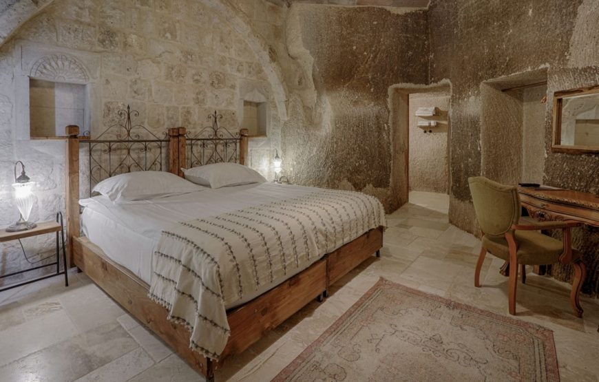 Hera Cave Suites