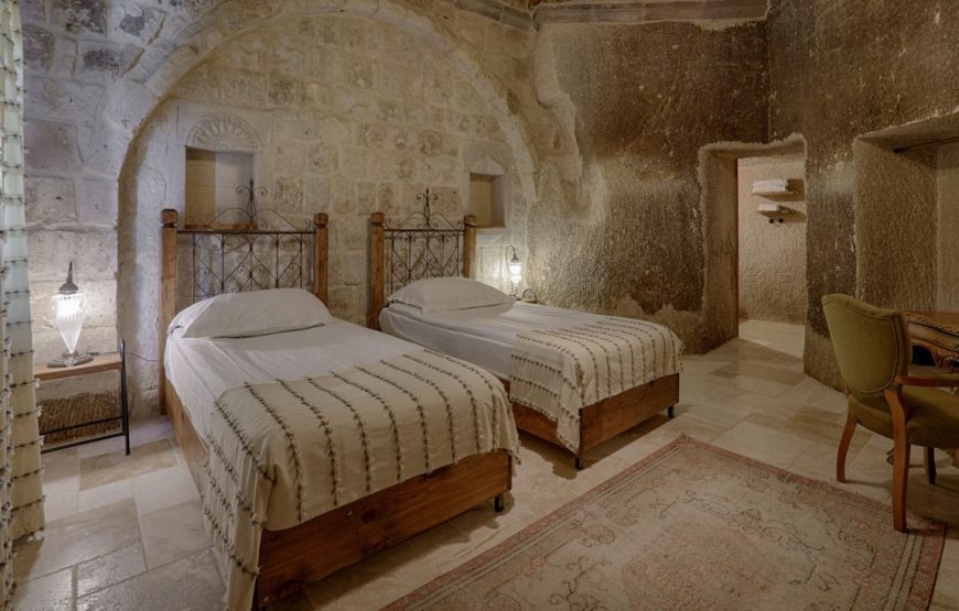 Hera Cave Suites