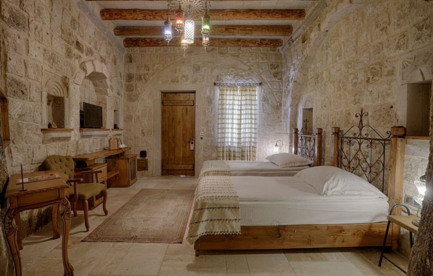 Hera Cave Suites