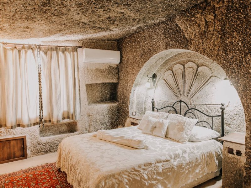 Holiday Cave Hotel